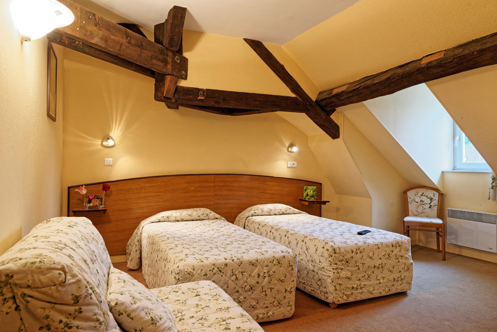 https://www.hotel-restaurant-trois-maures.fr/wp-content/uploads/2015/06/chambre-familiale-hotel-bourgogne1.jpg